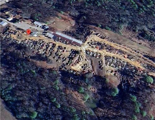 Exterior de Monty’s Auto Salvage