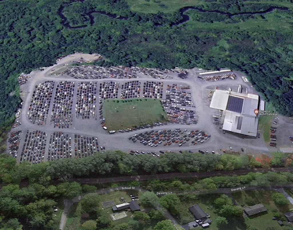 Exterior de Brown’s Auto Salvage