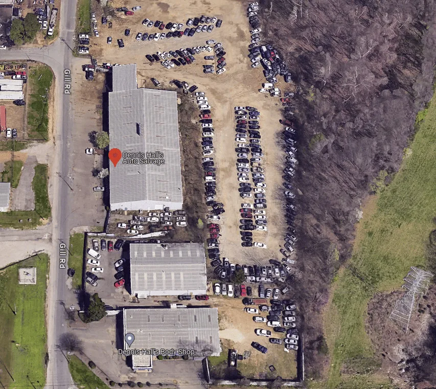 Exterior de Dennis Hall’s Auto Salvage