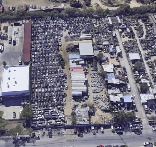 Vista aérea del patio de ABC Auto Wrecking Used Auto Parts