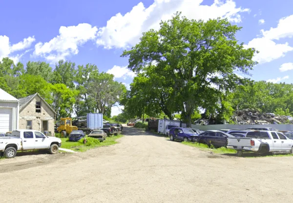 Exterior de Lyle’s Auto Salvage