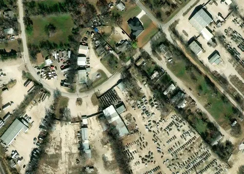 Vista aérea del patio de A Plus Auto Salvage