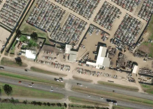 Vista aérea del patio de Austin Wrench A Part
