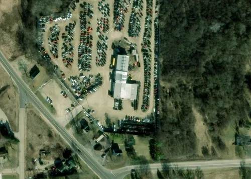 Vista aérea del patio de Dependable Auto Parts