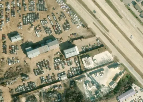 Vista aérea del patio de Eagle Mountain Auto Salvage