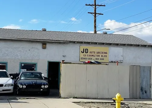 Exterior de J D Auto Wrecking