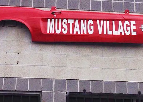 Exterior de Mustang Village Inc