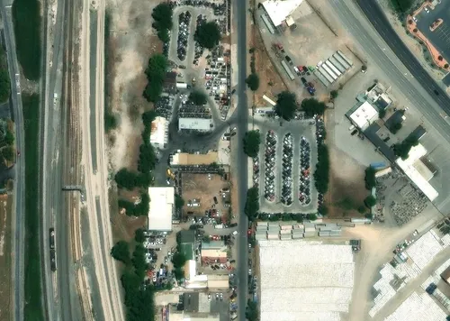 Vista aérea del patio de Premium Auto Parts