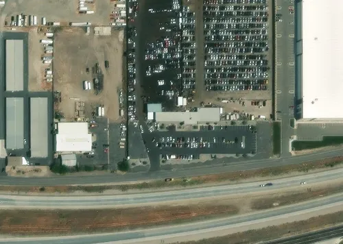 Vista aérea del patio de Pull N Save West Valley