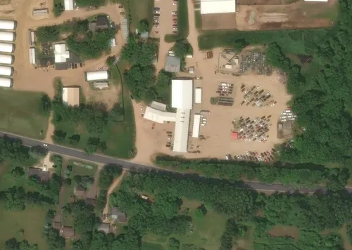 Vista aérea del patio de Remington Auto Salvage Inc .