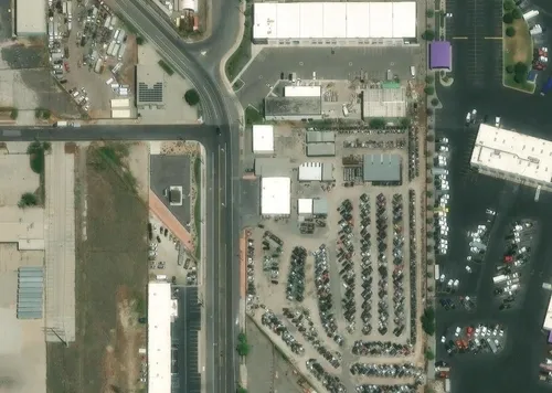 Vista aérea del patio de Rowland Auto Wrecking