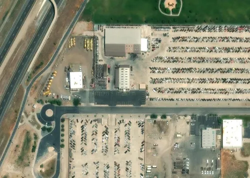 Vista aérea del patio de South Bountiful Auto Parts