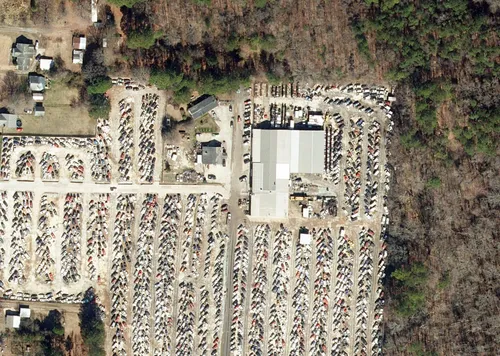Vista aérea del patio de Wagner’s Auto Salvage Inc