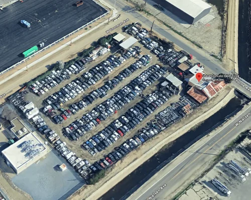Bauer’s Auto Wrecking patio trasero